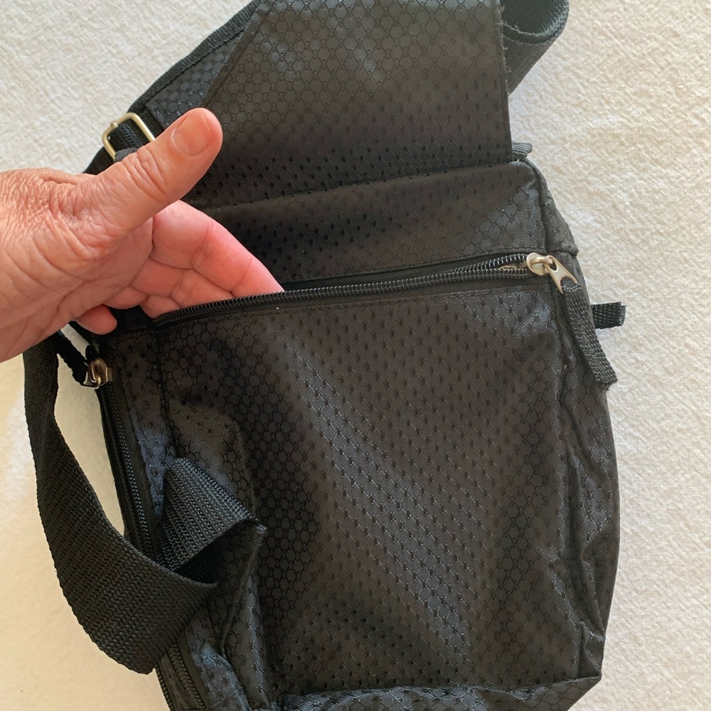 HEYS Travel bag, black, cross body, tons of pockets and compartments - Picture 5 of 13